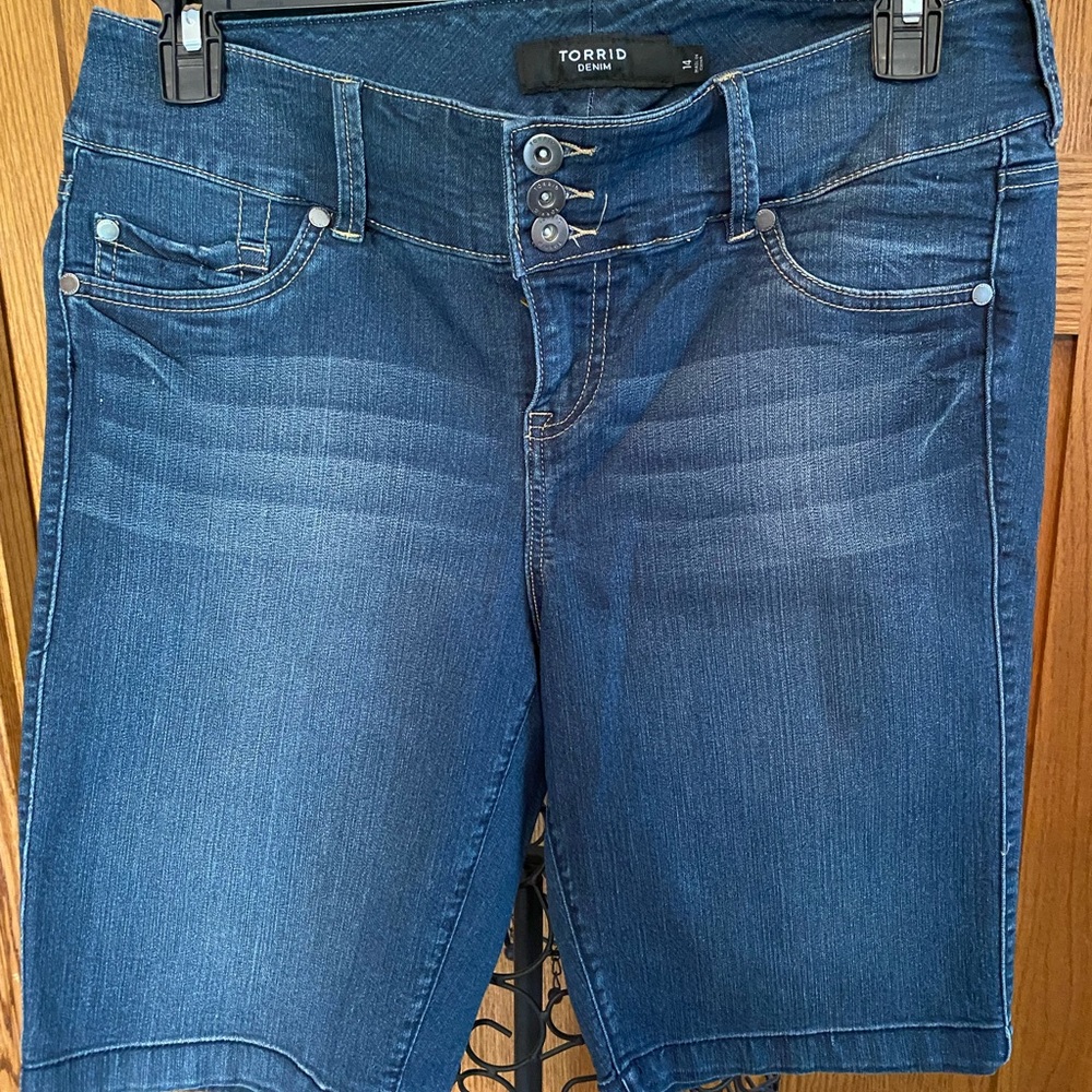 NWOT Torrid Jegging Denim Bermuda Shorts Stretch Blue Denim Size 14